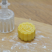 Illustration of how to make crispy and soft custard mooncakes 19