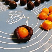 Illustration of how to make chocolate egg yolk mooncakes 10