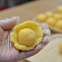 Illustration of how to make crispy and soft custard mooncakes 17