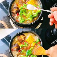 #thisweekheatlist# It is more suitable to eat hot food in summer. Illustration of how to make mushroom, corn and chicken drumstick pot 6