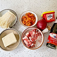 Illustration of how to make spicy beef, cabbage and tofu hot pot 1