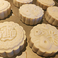 Illustration of how to make egg yolk and lotus paste mooncakes 21