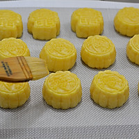 Illustration of how to make crispy and soft custard mooncakes 23