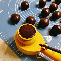 Illustration of how to make chocolate egg yolk mooncakes 16