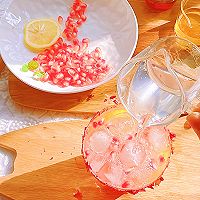 Illustration of how to make autumn sunset red pomegranate sparkling water 6