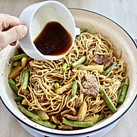 The braised beans and potato noodles are so delicious that they are thick and delicious. Noodles wrapped in sauce, a must-try recipe at home 9