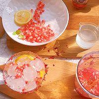 Illustration of how to make autumn sunset red pomegranate sparkling water 5