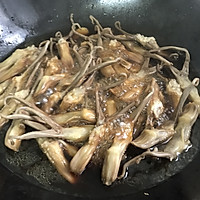 Illustration of the classic Cantonese dish of duck tongue on top of cabbage to accompany wine 9