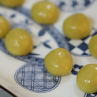 Traditional Cantonese-style lotus paste and egg yolk mooncakes from the bakery master Illustration of how to do it 9