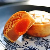 Traditional Cantonese lotus paste and egg yolk mooncakes from the bakery master Illustration of how to do it 21