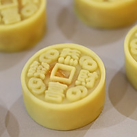 Traditional Cantonese lotus paste and egg yolk mooncakes from the bakery master Illustration of how to do it 13