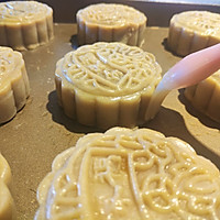 Illustration of how to make egg yolk and lotus paste mooncakes 19