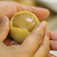 Traditional Cantonese lotus paste and egg yolk mooncakes from the bakery master Illustration of how to do it 10