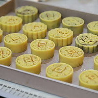 Traditional Cantonese lotus paste and egg yolk mooncakes from the bakery master Illustration of how to do it 15