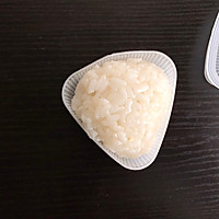 Illustration of how to make simple triangle rice balls 6