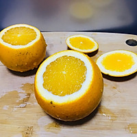 Steamed rock sugar orange is a must-have for relieving coughs and clearing away heat in winter. Illustration of how to do it 2