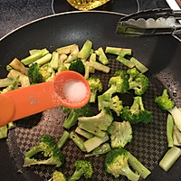 Illustration of how to make quick corn, broccoli and pork chop dinner for office workers 7