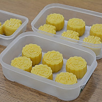 Illustration of how to make crispy and soft custard mooncakes 20