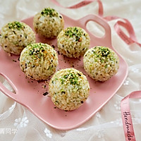 Illustration of how to make seaweed, meat floss and zhixin rice balls 10