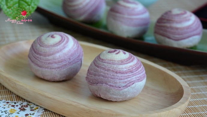 Egg yolk and bean paste puff pastry mooncakes