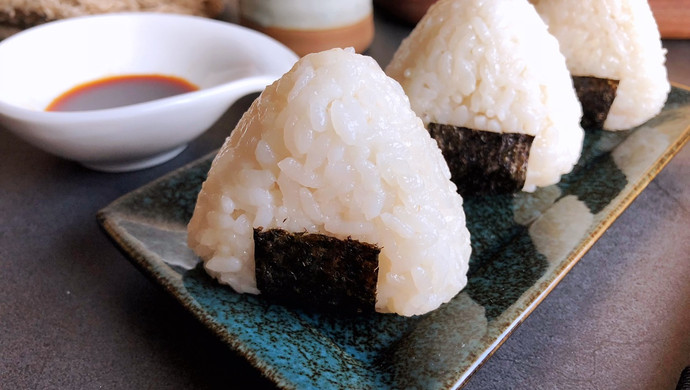 Triangular rice ball