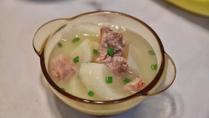 White radish and pork bone soup