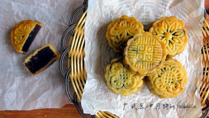 Cantonese style bean paste mooncakes