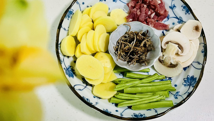 Light Vegetables, Green Beans and Stir-fried Potatoes