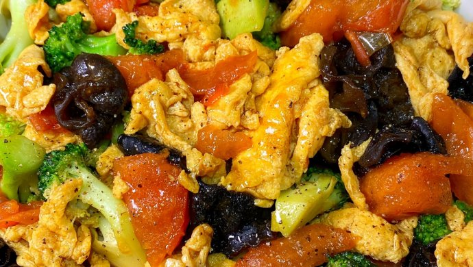 Low-calorie delicious tomato, broccoli and scrambled eggs