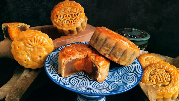 Egg Yolk Lotus Paste Mooncake