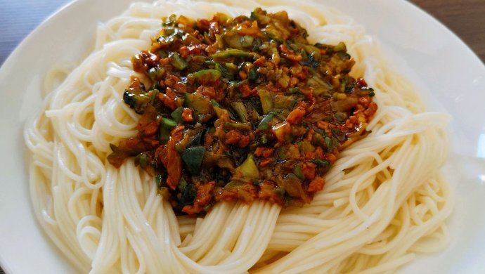 Braised noodles with cucumber and diced meat