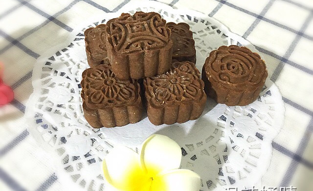 Chocolate mooncake