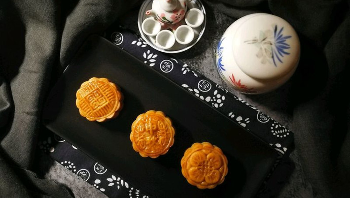 Lotus Paste & Bean Paste and Egg Yolk Mooncake