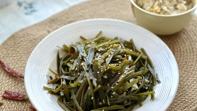 Soothing and refreshing spicy and sour kelp shreds