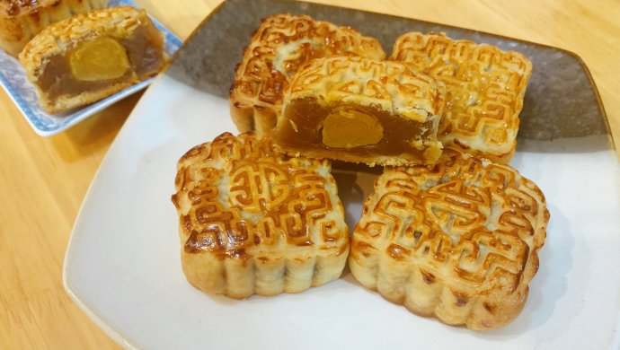 Cantonese egg yolk lotus paste bean paste mooncake