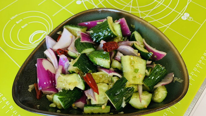 Garlic salad with cucumber and onion