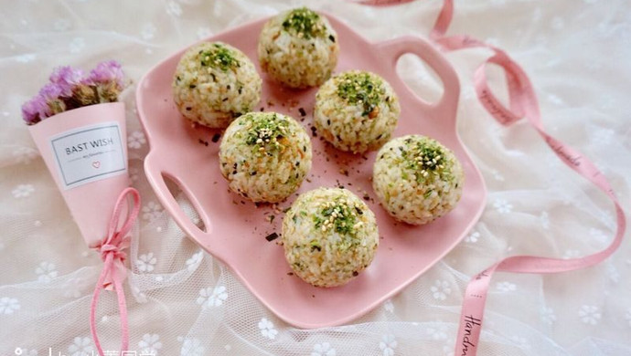 Seaweed, meat floss and cheese heart rice balls