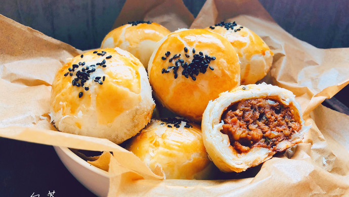 Prune vegetables and fresh meat mooncakes