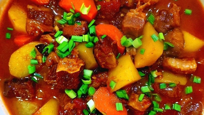 Winter lettuce, tomato, beef brisket and potatoes stewed