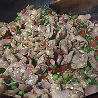 In winter, have a hot plate of stir-fried garlic sprouts and pickled peppers Chicken gizzard recipe! 6