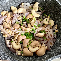 Fresh vegetables in autumn, fried chicken heads with red water chestnuts, rice and tender lotus roots Illustration of how to do it 5