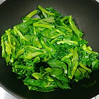 Spring seasonal vegetables—Illustration of how to make stir-fried green cabbage hearts 5