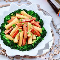 The plate-licking fried rice cakes with oyster sauce, ham and vegetables, divided into portions Illustration of how to kill night market food stalls in seconds 13