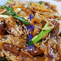 Illustration of how to make Cantonese style food stall snack dry-fried beef rice noodles 11