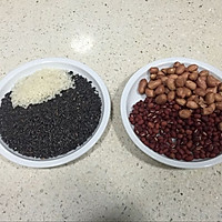 Illustration of how to make black rice, peanut and red bean porridge 1