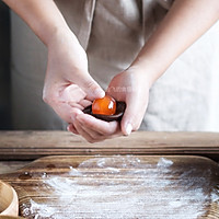 The cake is like chewing the moon, with crispy and sweet fillings in it-- -Illustration of how to make egg yolk Guangyue 5