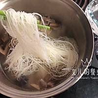 Autumn Moisturizing: Illustration of the Recipe of Black Pork Tubular Bone Radish Soup 6