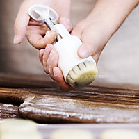 The cake is like chewing the moon, with crispy and sweet fillings in it-- -Illustration of how to make egg yolk Guangyue 9