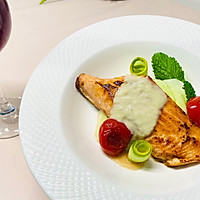 Illustration of how to make pan-fried salmon for a light high-protein dinner 4