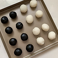 Illustration of how to make black sesame snowskin mooncakes 4